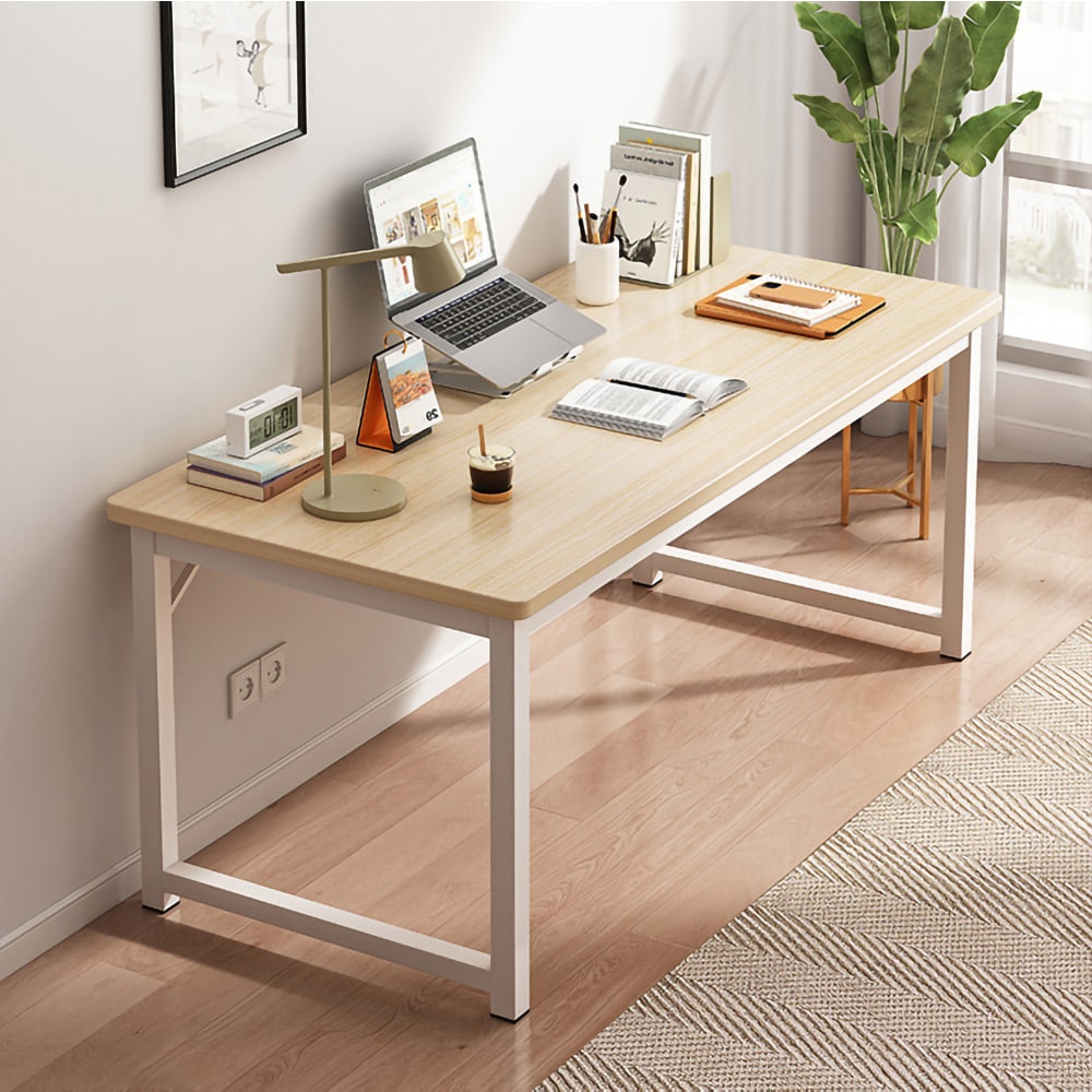 Skrivebord med eikefarget topp og hvite ben 120 cm