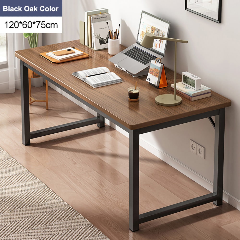 Skrivebord med eikefarget plate og svarte ben 120 cm