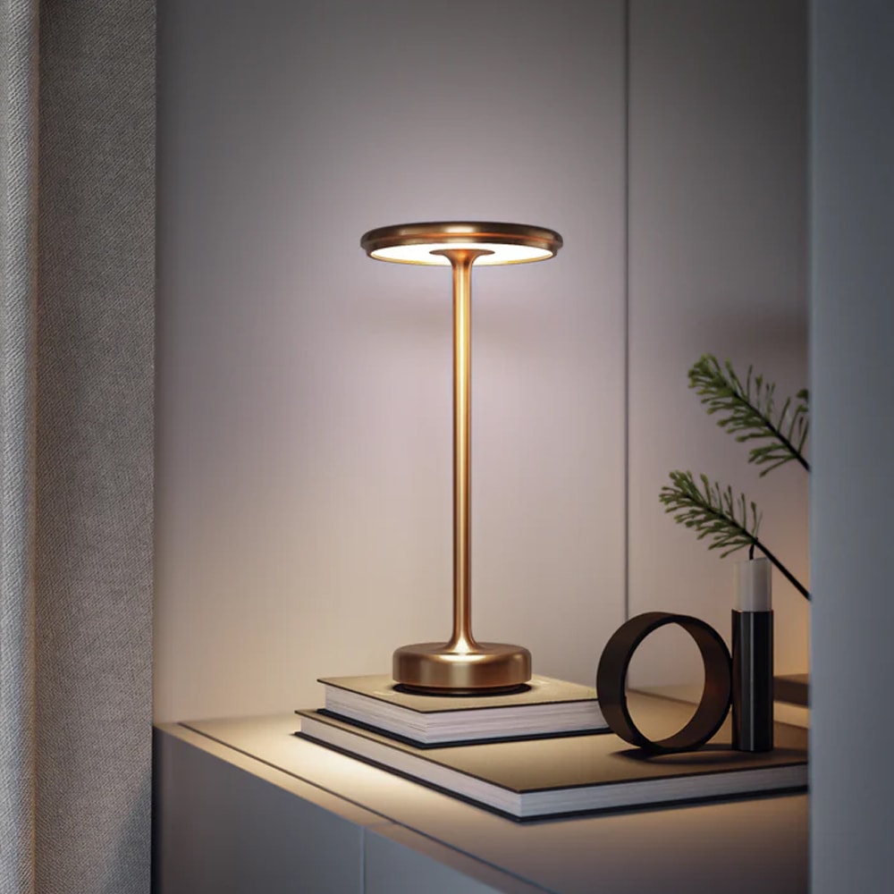 Copenhagen Bordlampe i Gullfinish – Dansk Design med USB-C Lading